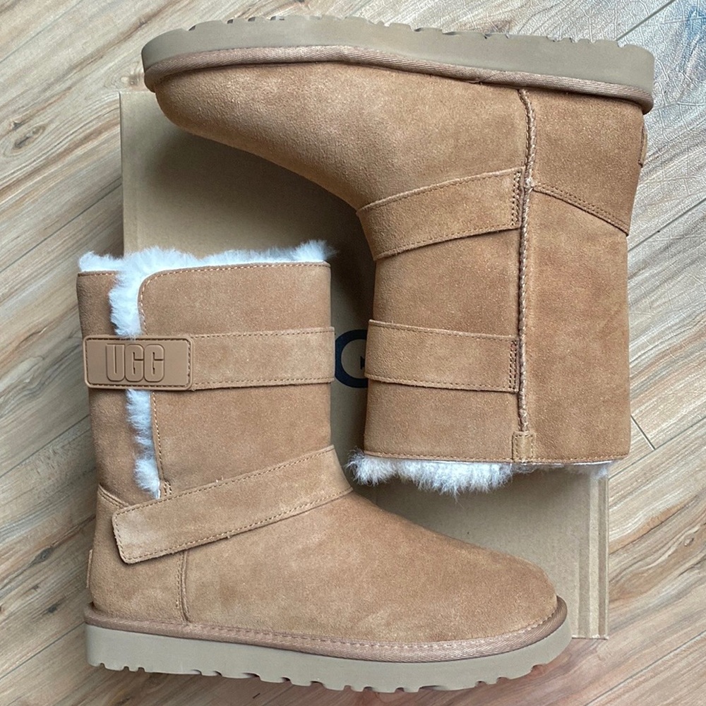NIB✨UGG® Bailey Graphic Logo Strap Boot Chestnut Sz 8